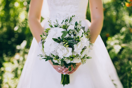 新娘手中的白色花束图片