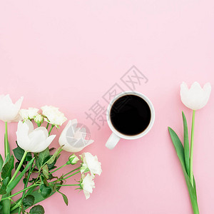 粉红色背景上嫩郁金香花和玫瑰的顶视图图片