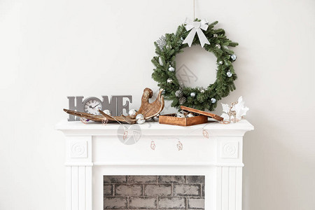 美丽的圣诞花圈挂在壁炉附近的图片