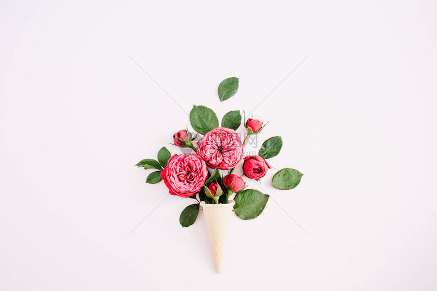 浅面粉色背景的红玫瑰花束平图片