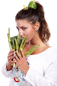 年轻美女机智绿色新鲜蔬菜图片