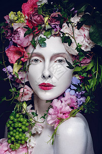 美丽的女人与白脸化妆花冠图片