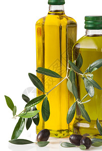 橄榄和白色背景上的橄榄油瓶图片