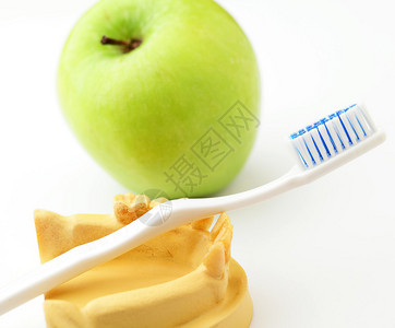 牙齿保健概念青苹果和牙刷图片
