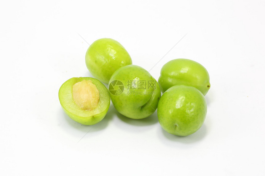 白色背景上的绿色计量器青梅水果李子图片