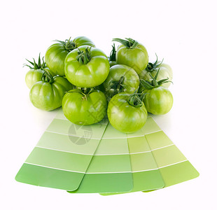 绿色西红柿与白色背景隔离的绿色颜料图片