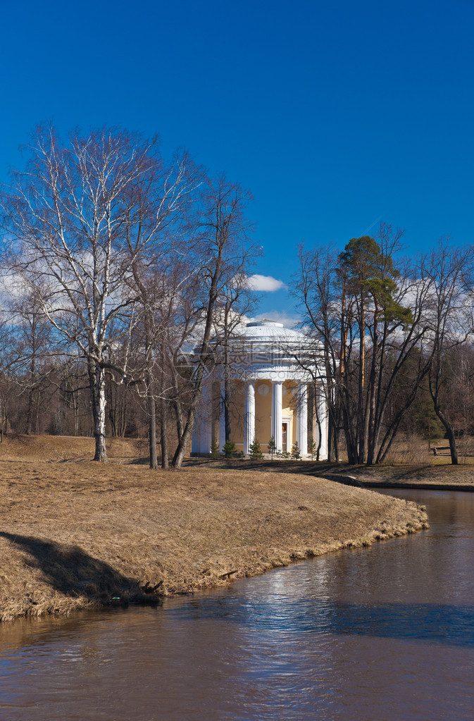 巴甫洛夫斯克市公园的春景图片
