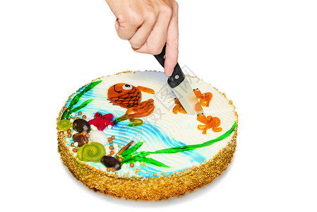 手握一把刀子用果酱切蛋糕在白图片