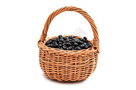 白色背景上篮子里的蓝莓图片