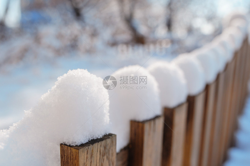 白雪覆盖的旧农村木栅栏图片