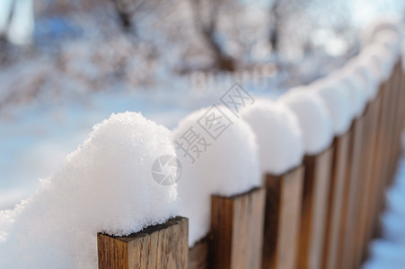 白雪覆盖的旧农村木栅栏图片