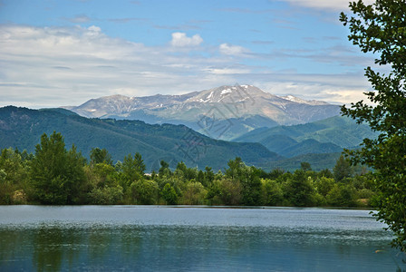 与湖山蓝天和云彩的夏天风景图片
