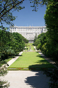 在西班牙马德里皇宫旁边使用公共花园图片