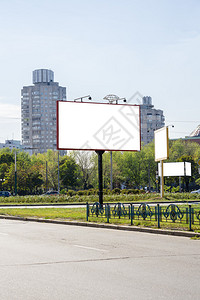 道路附近的空白广告横幅将您的或图片
