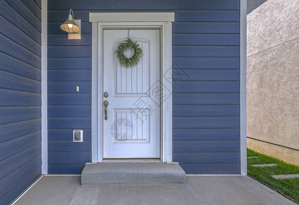 有蓝色墙壁和白色门的家入口图片