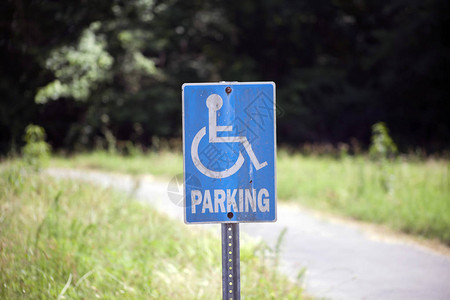 蓝色无障碍残疾人停车图片
