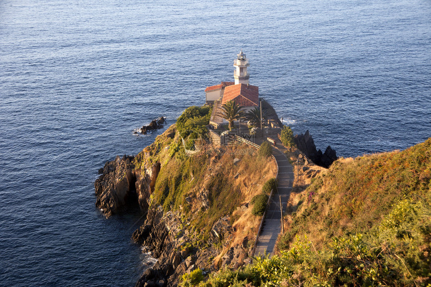 西班牙阿斯图里亚斯AsturiasCudillero地底CantabricoCudillero的含海图片