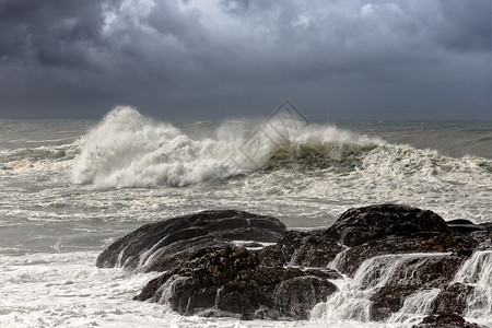 来自西葡萄牙海岸的巨浪冲撞着来自西土耳图片