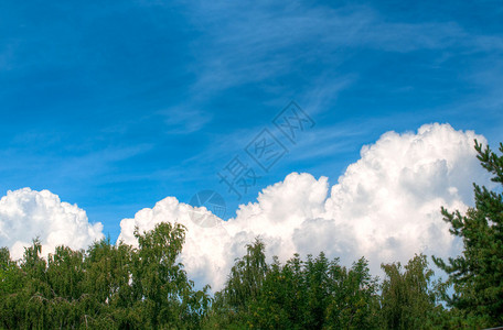 蓝色天空中的大白云图片