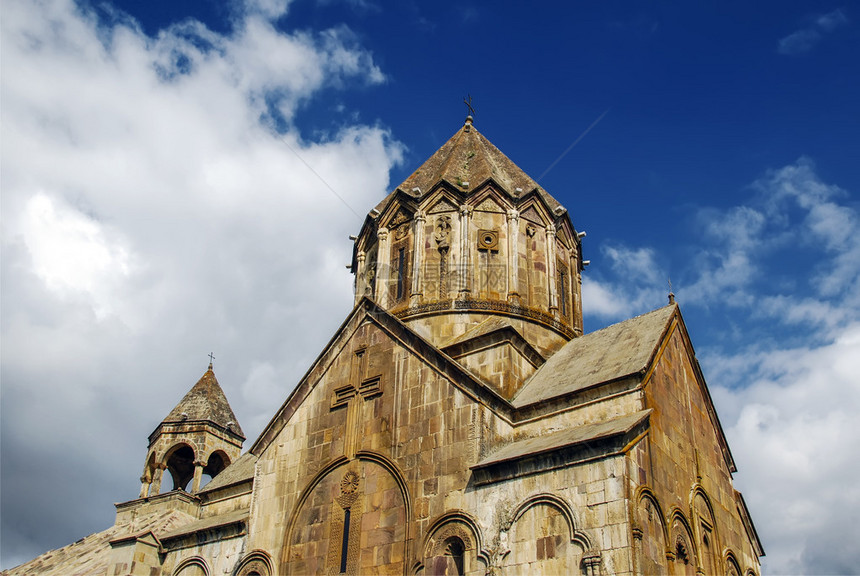 Gandzasar修道院多梅与蓝天对抗云彩图片