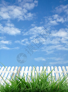 白色栅栏和蓝天图片