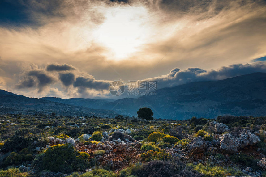 希腊克里察村附近美丽的山地景观图片