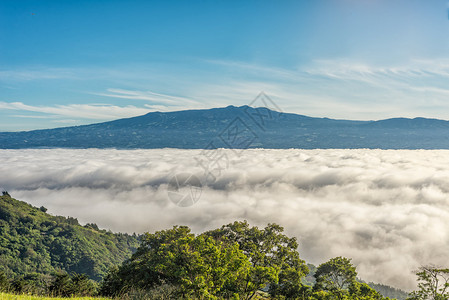 哥斯达黎加中部山谷的巴尔瓦火山和近山脉上方云层图片