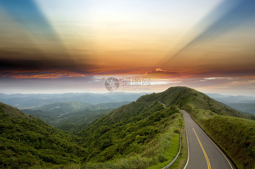 蓝色天空的绿色道路最适合图片