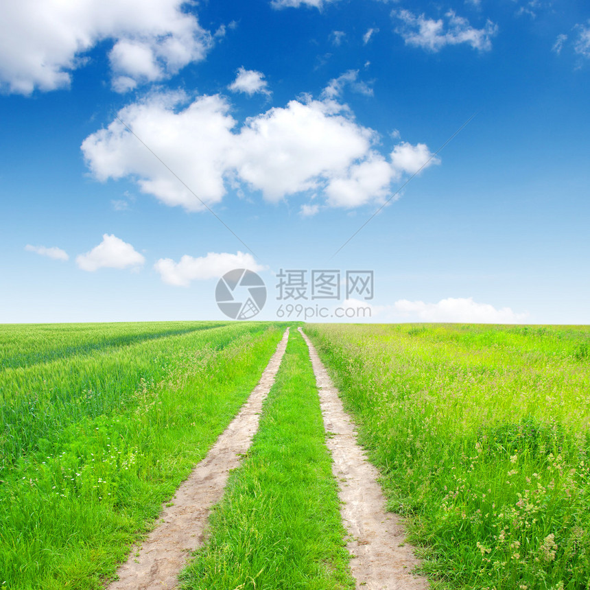 田野和蓝天空图片