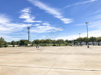 大型空办公室停车场图片