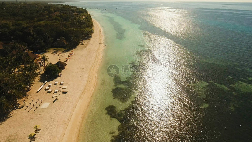 菲律宾薄荷岛热带海滩的鸟瞰图图片