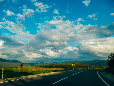 高速公路在克罗地亚的高速公路汽车的视图背景中的图片