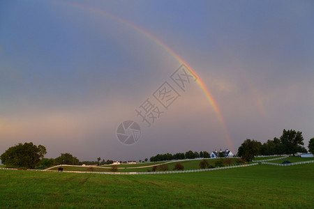 双彩虹风暴过后的马场风景图片