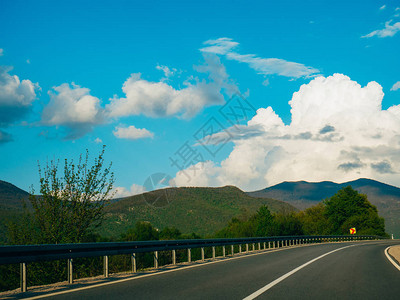 高速公路在克罗地亚的高速公路汽车的视图背景中的图片