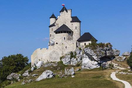 美丽的中世纪城堡在阳光明媚的白天蓝天图片