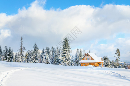 雪下有路的木屋只有单脚印图片