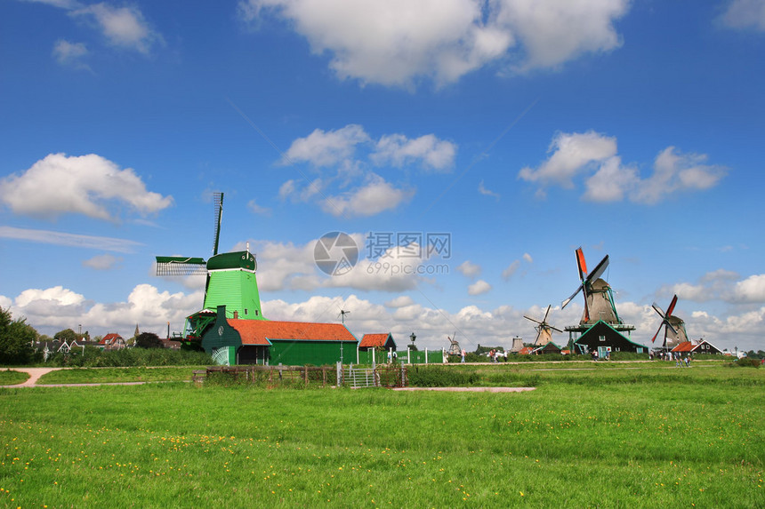 荷兰著名村落ZaanseSchans的风车沿着美丽的蓝天空和白图片