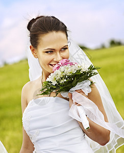 新娘捧着花户外婚礼图片