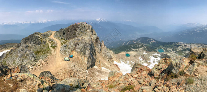 加拿大惠斯勒地区的山脉全景图片