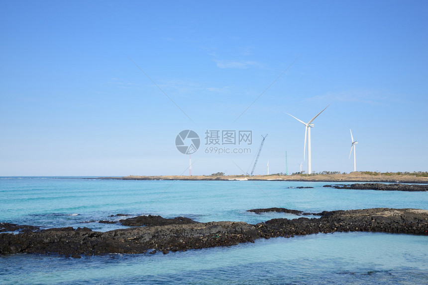 济州岛海边的风力发电机图片