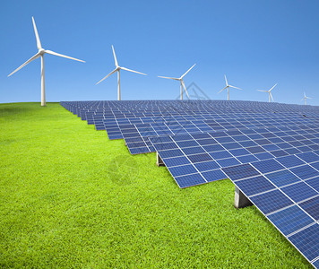 草地上的太阳能电池板和风力涡轮机图片