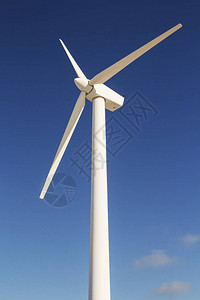 利用蓝色天空发电的风力涡轮机图片