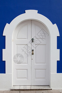 美丽的白色门在蓝色图片