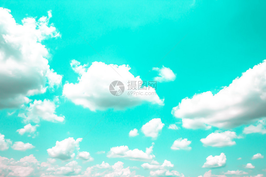 蓝色天空上的古云图片