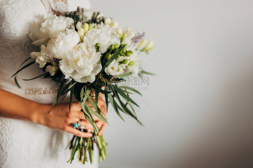 新娘手中的婚礼花束在黑山举行的婚礼图片