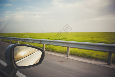 模糊道路和汽车图片