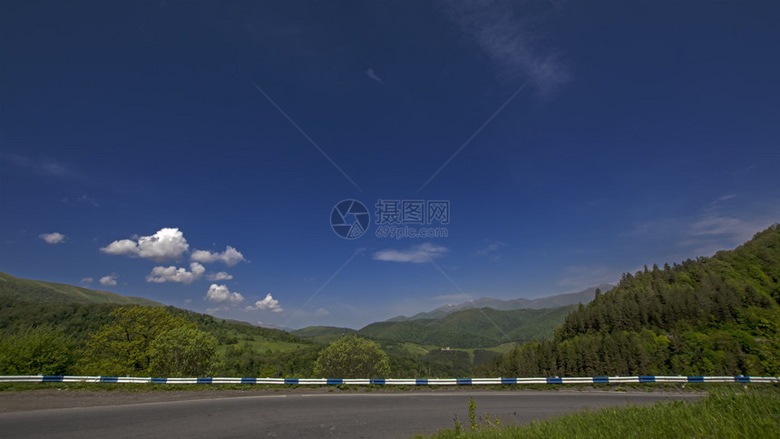 亚美尼亚帝力附近的林山上闪图片