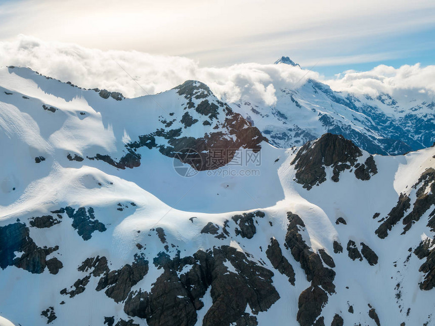 雪山脉和蓝天的冬季景观滑雪徒步旅行冬季运动和登山等地活图片