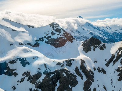 雪山脉和蓝天的冬季景观滑雪徒步旅行冬季运动和登山等地活图片