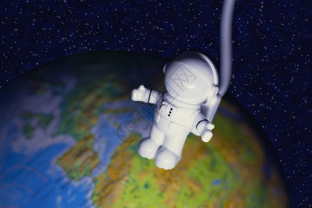 一个玩具宇航员在开放的宇宙中图片